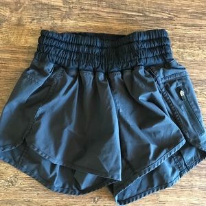 Lululemon Tracker Short II Black, Size 4